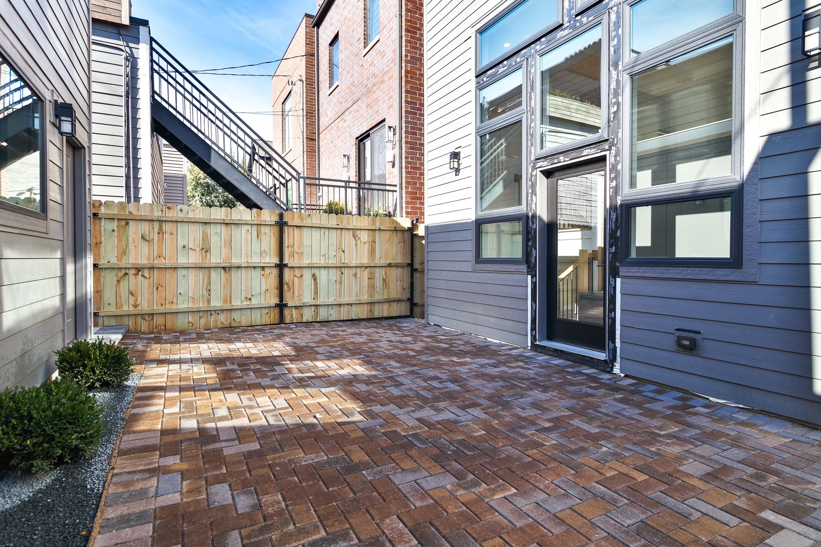 1907 W Wolfram Street