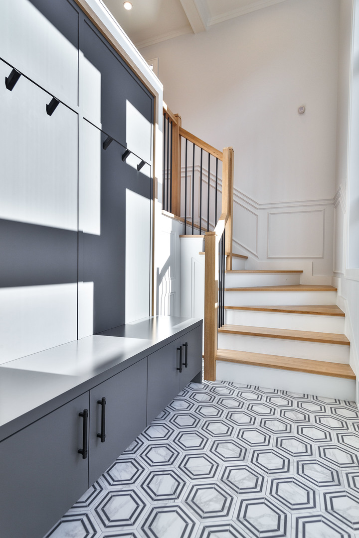 1907 W Wolfram Street