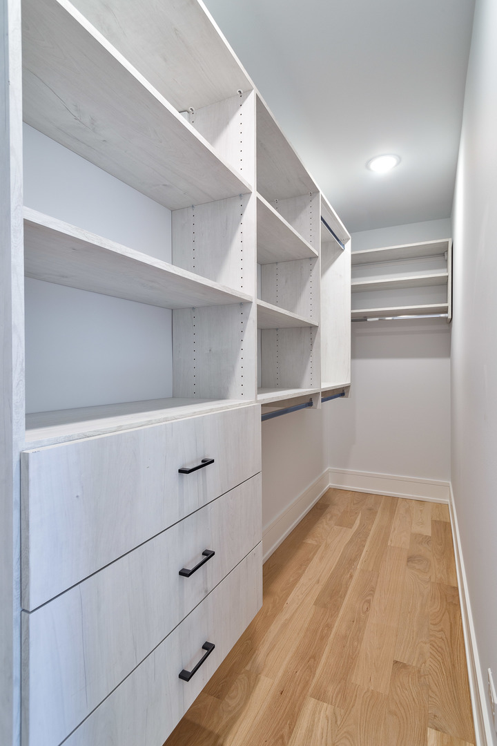 1907 W Wolfram Street