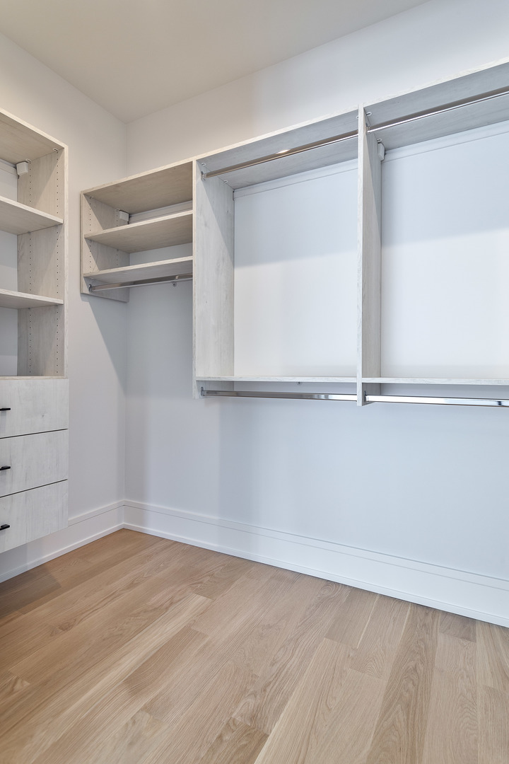 1907 W Wolfram Street