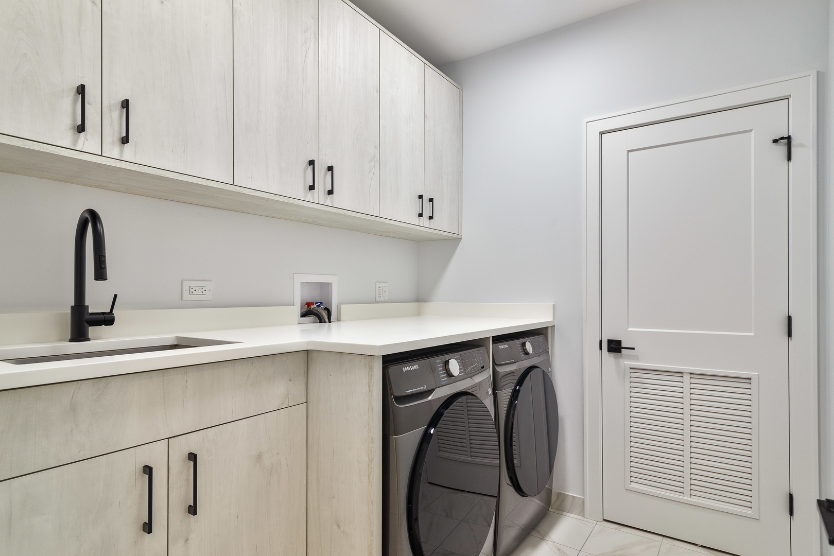 1907 W Wolfram Street