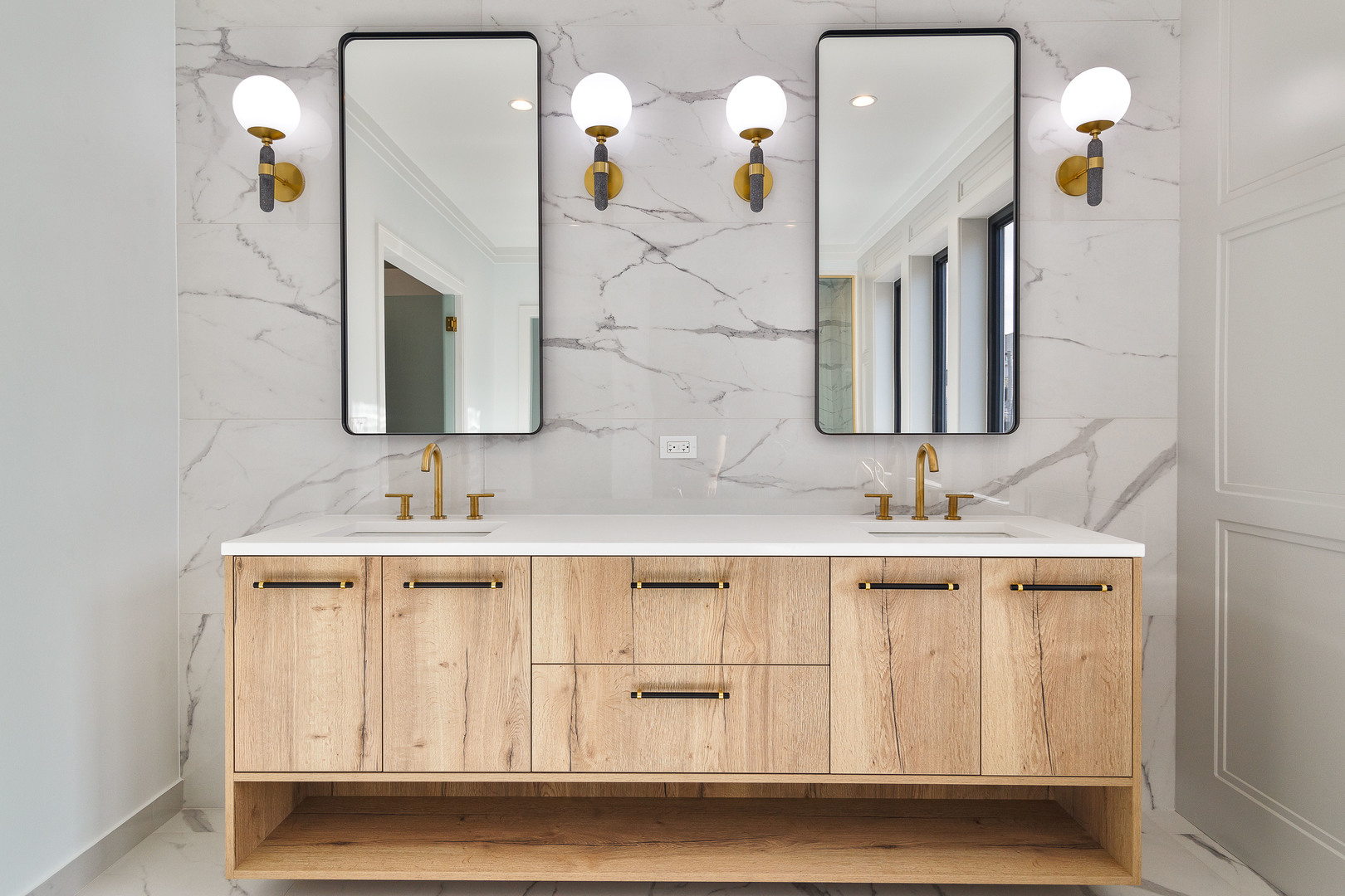 1907 W Wolfram Street