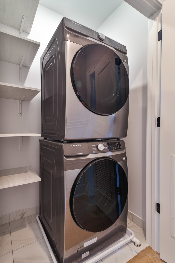 1907 W Wolfram Street