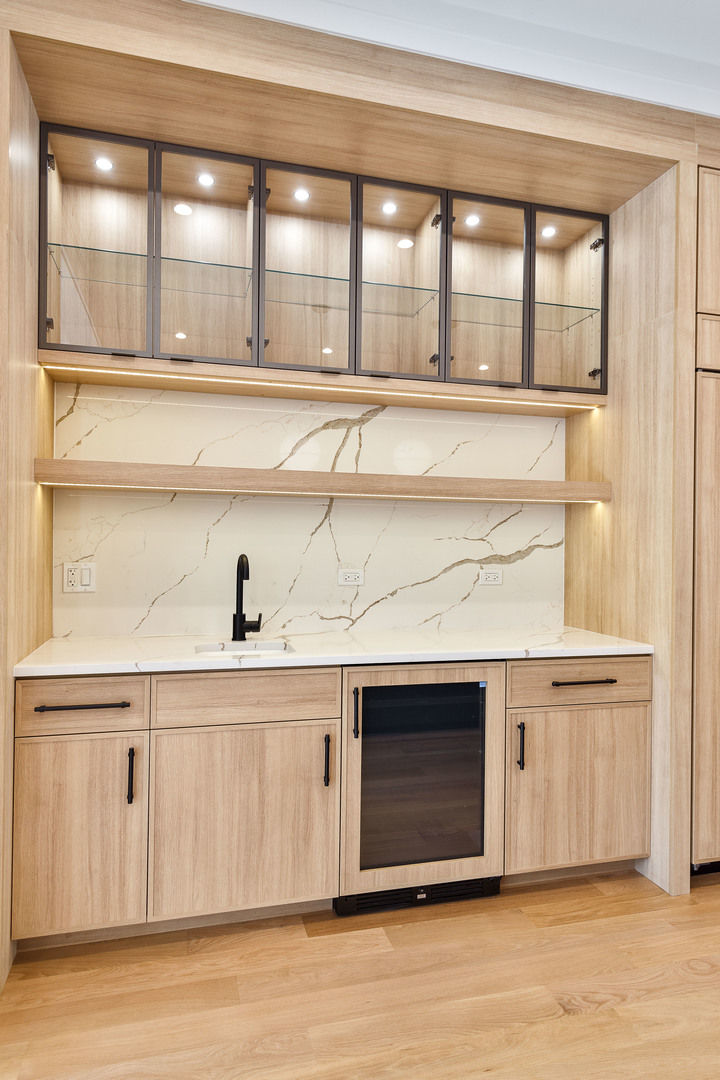 1907 W Wolfram Street