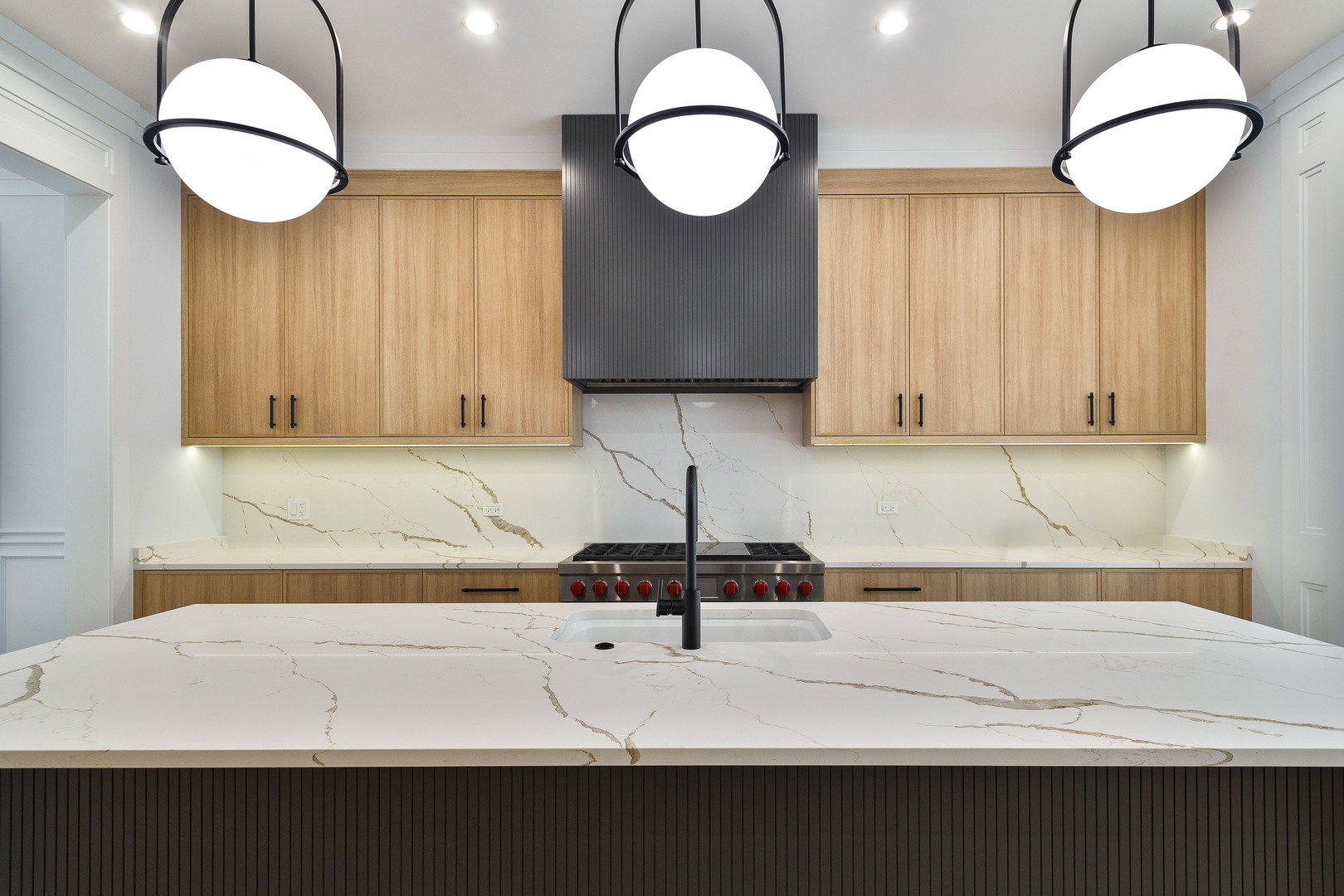 1907 W Wolfram Street