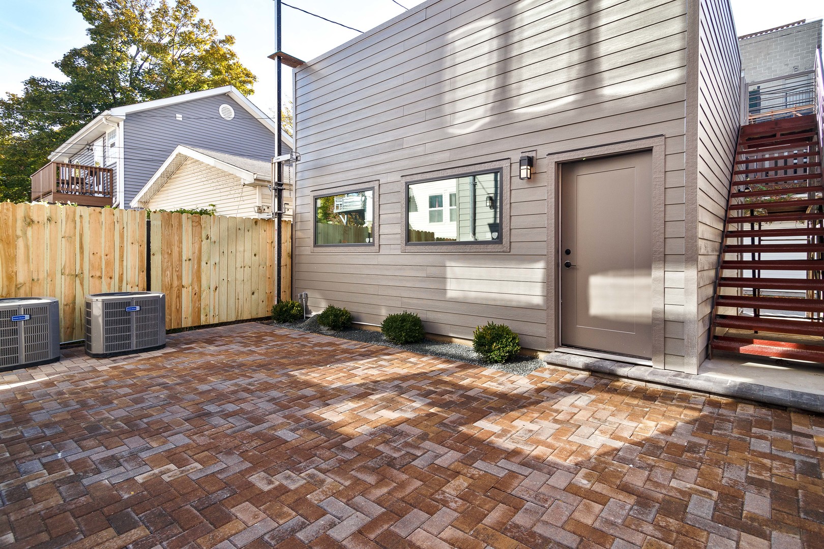 1907 W Wolfram Street