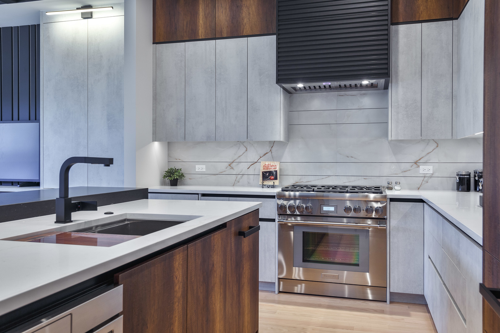 5624 N Francisco Avenue