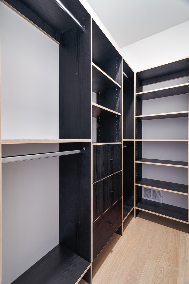 1719 W Foster Avenue