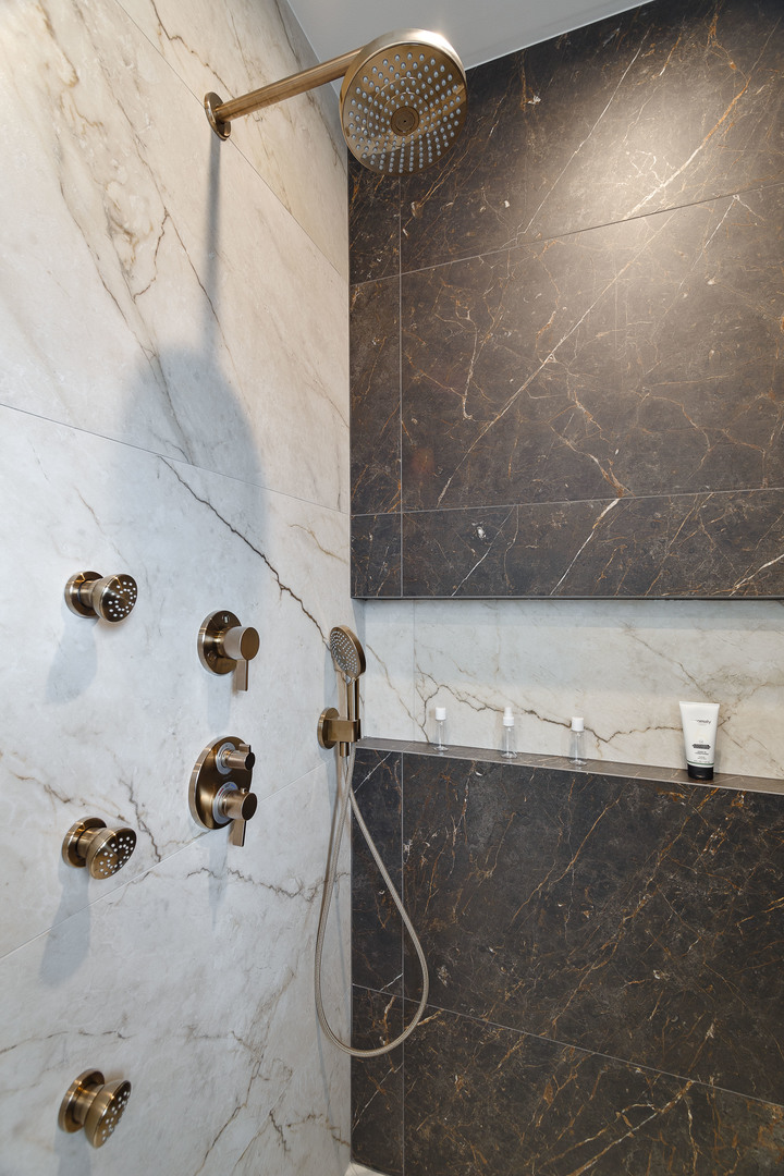 1719 W Foster Avenue