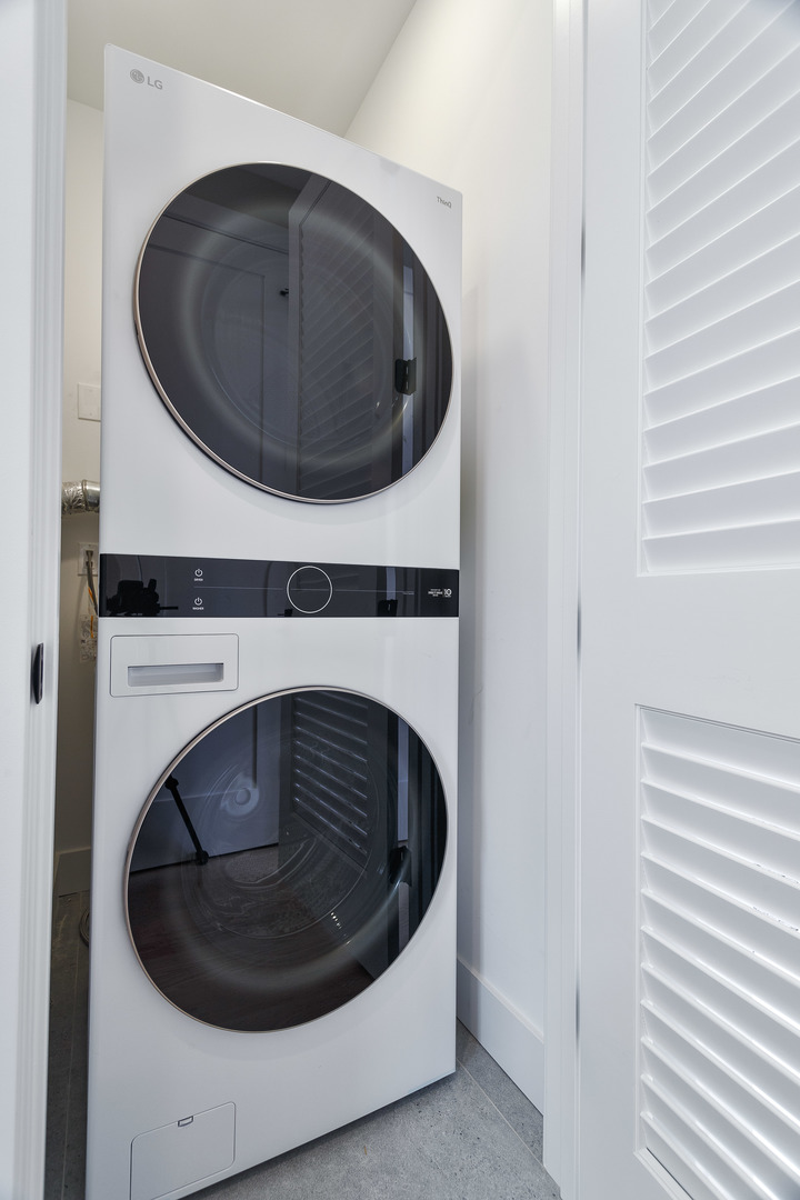 1719 W Foster Avenue