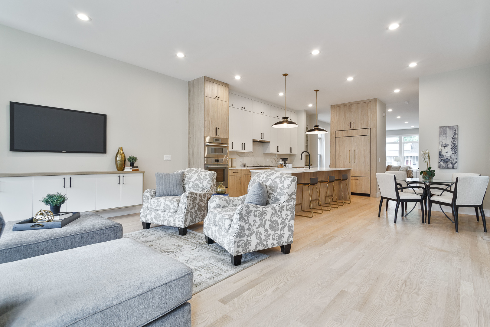 1719 W Foster Avenue