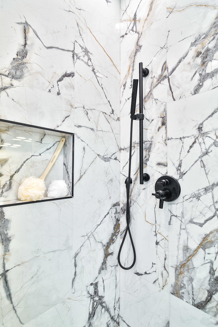 2417 W Walton Street Unit: 3