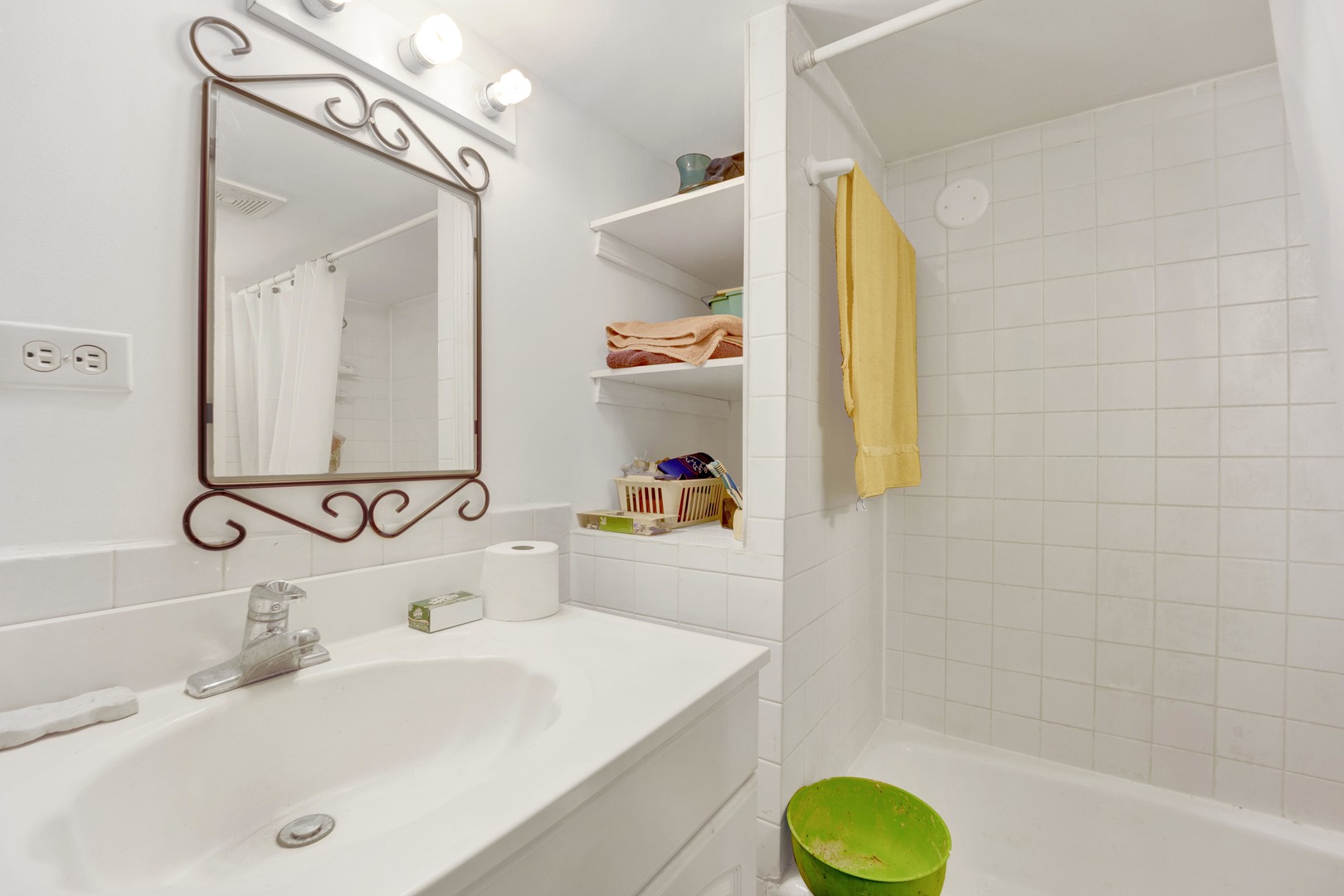 3748 N Sacramento Avenue