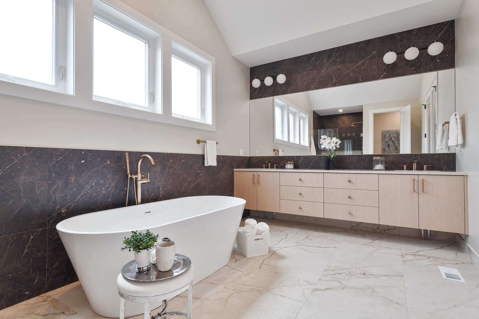 1719 W Foster Avenue