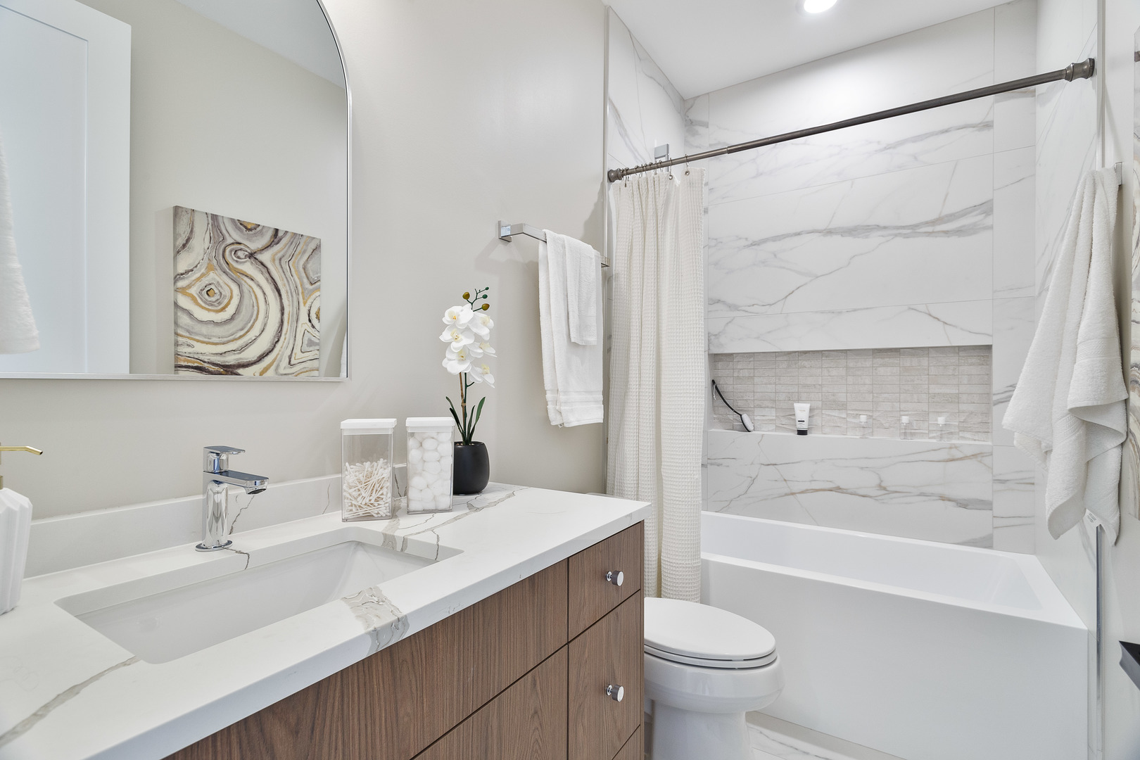 1719 W Foster Avenue