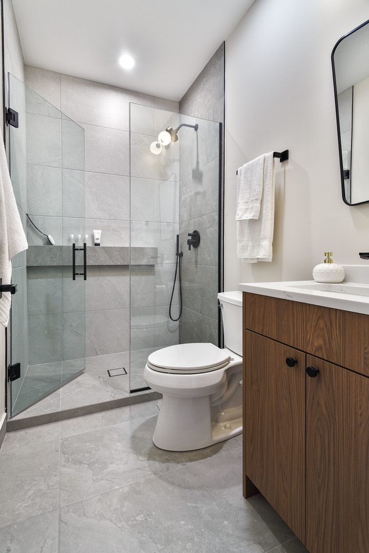 1719 W Foster Avenue