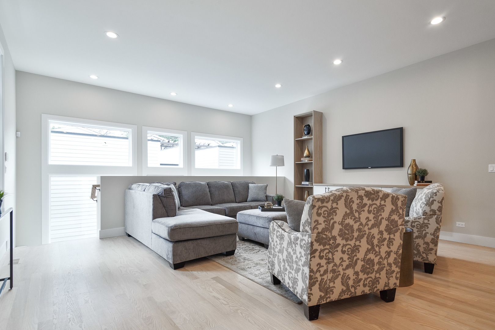 1719 W Foster Avenue