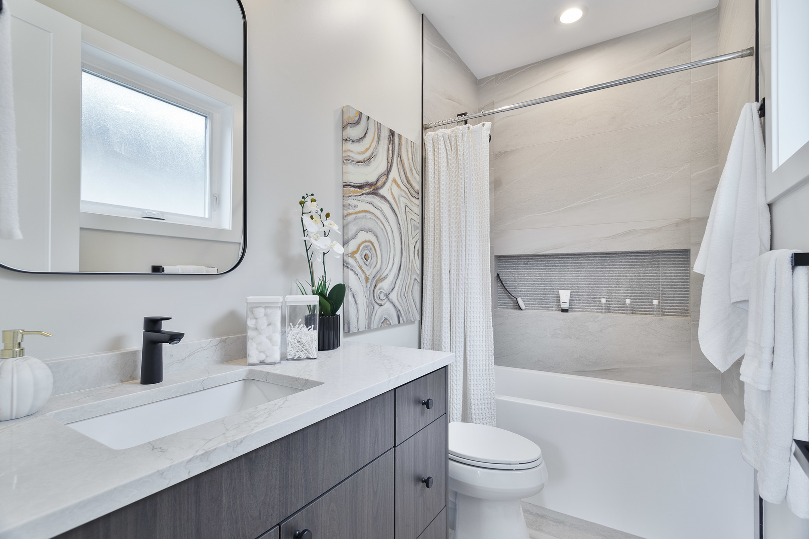 1719 W Foster Avenue