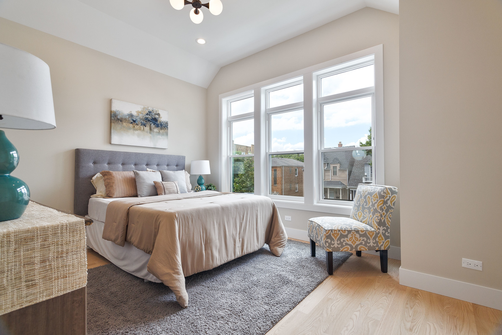 1719 W Foster Avenue