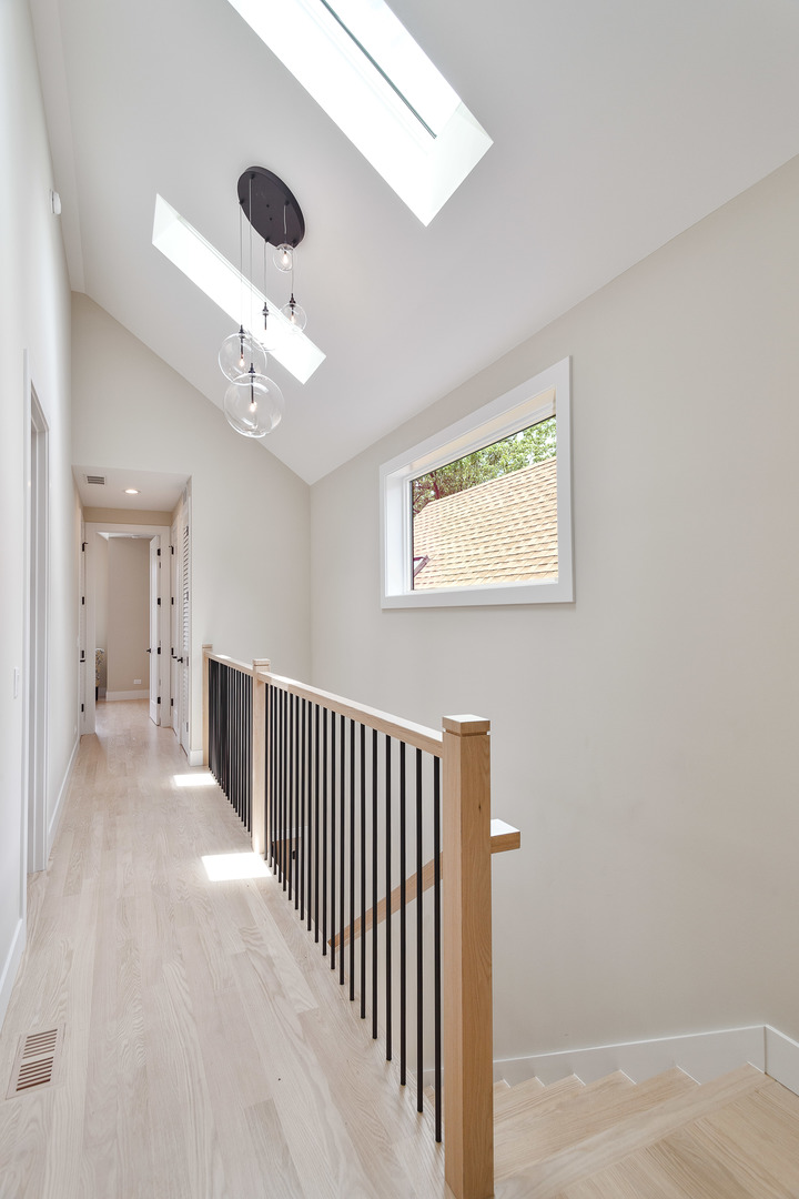 1719 W Foster Avenue