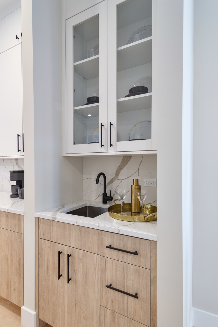 1719 W Foster Avenue