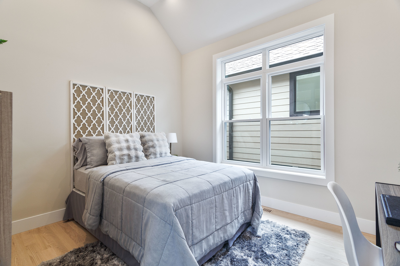 1719 W Foster Avenue