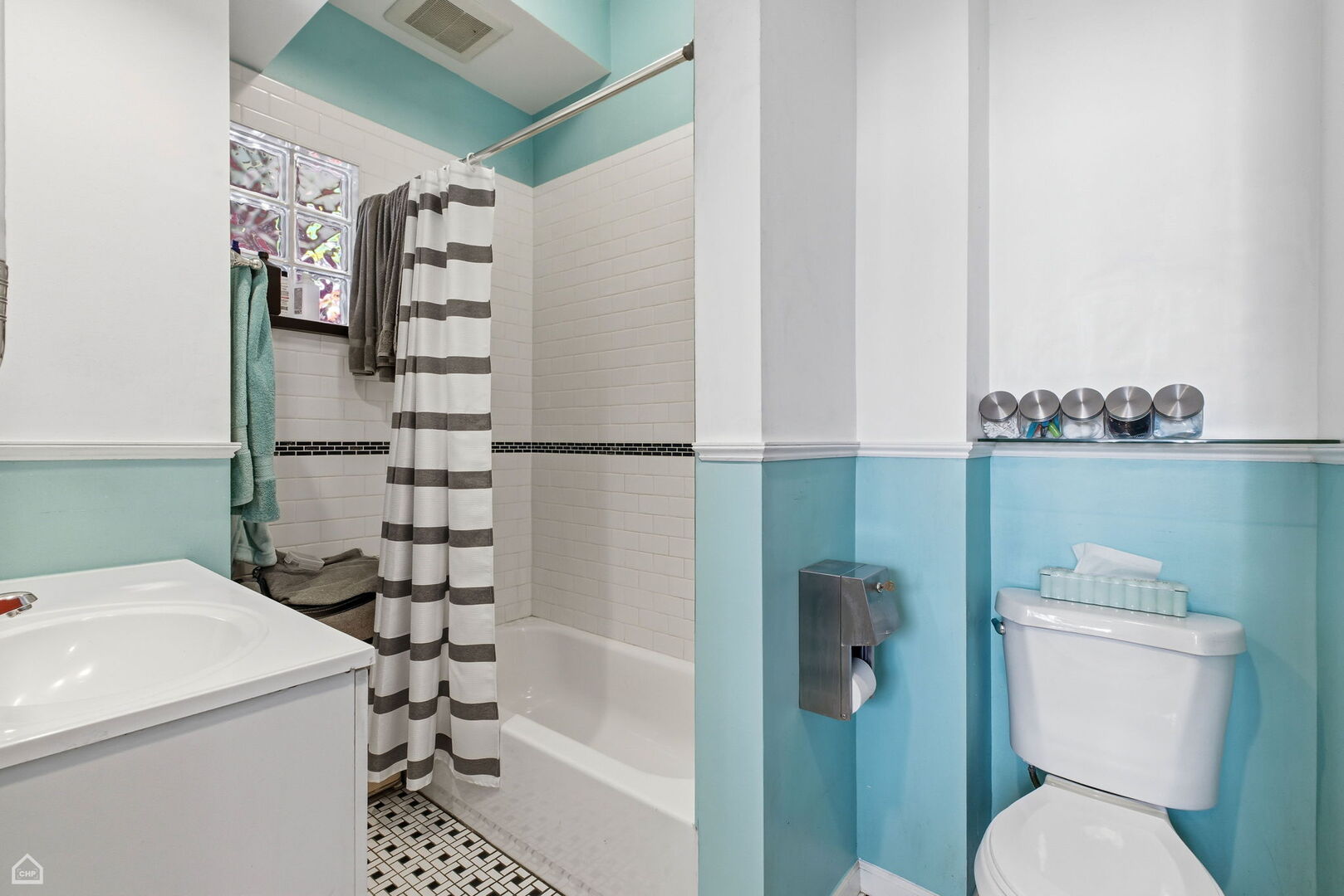 3404 N Albany Avenue