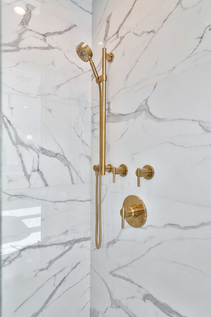 1907 W Wolfram Street