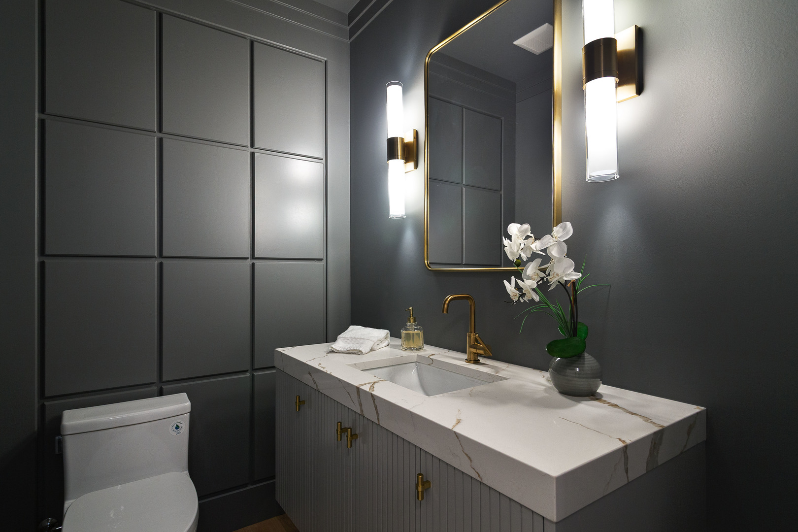 1907 W Wolfram Street