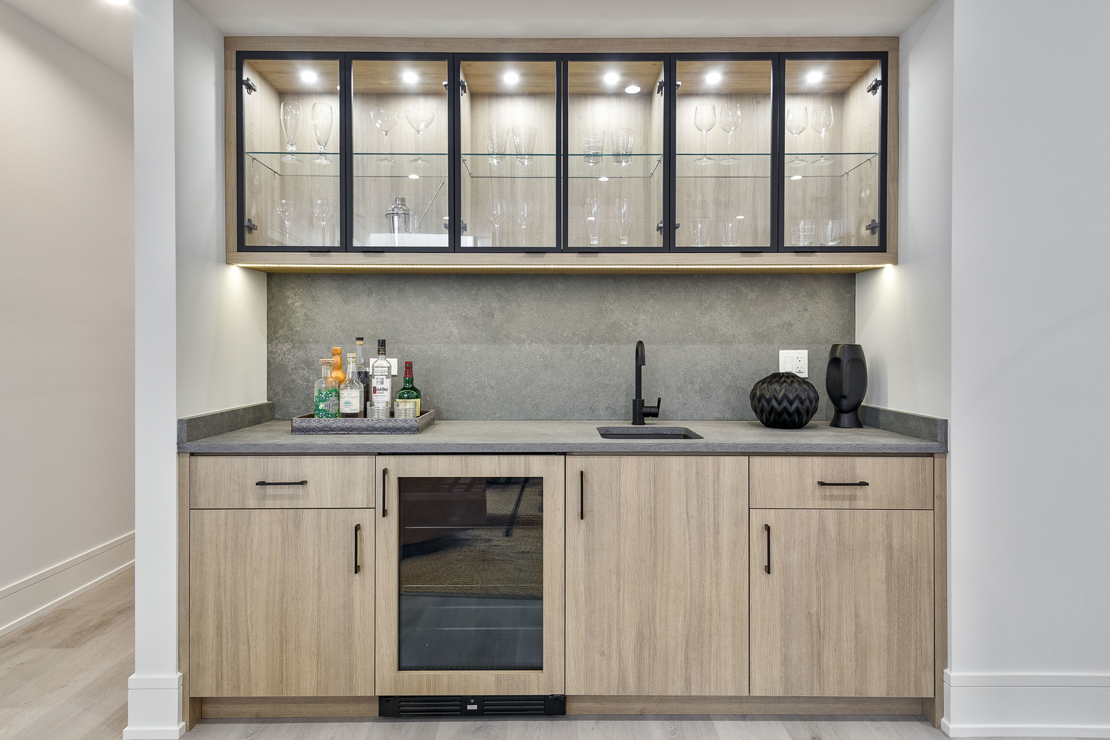 1907 W Wolfram Street