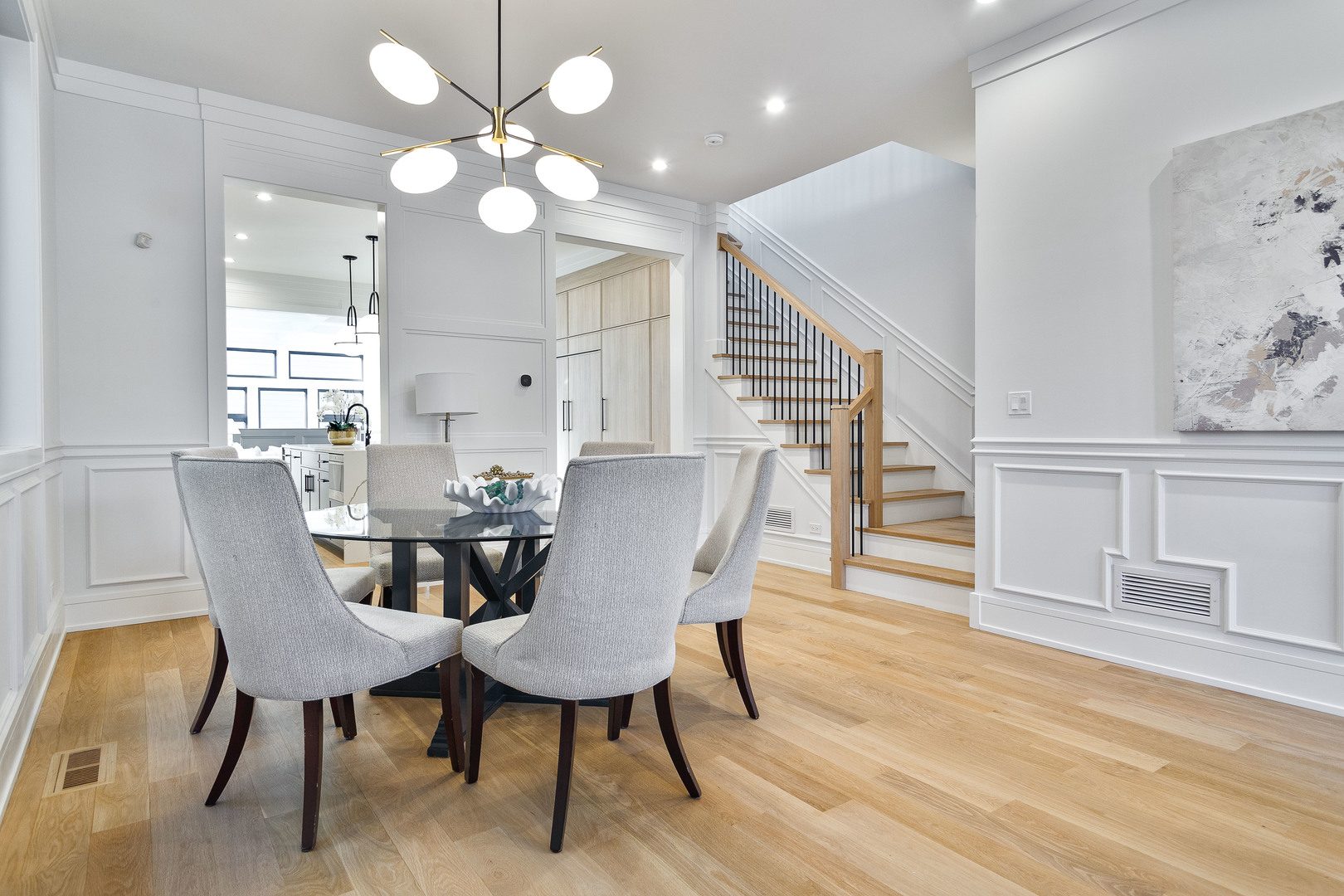 1907 W Wolfram Street