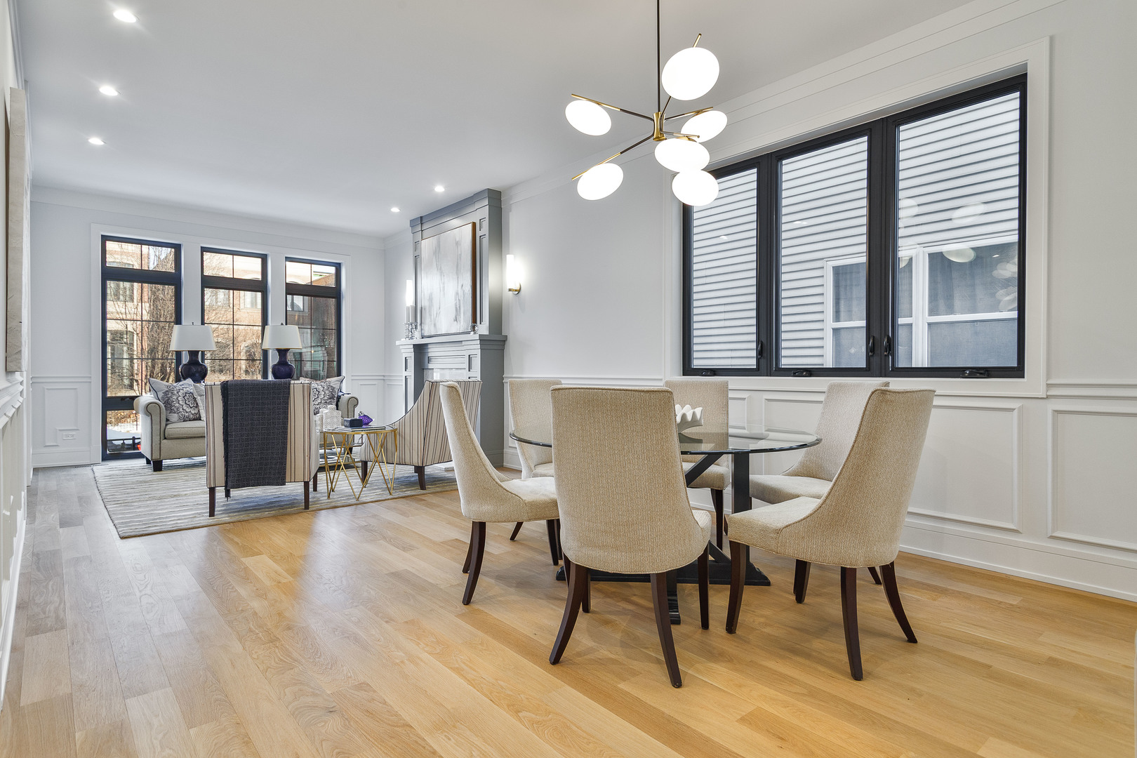 1907 W Wolfram Street