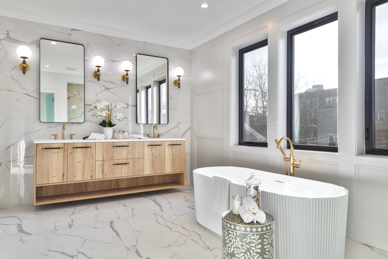 1907 W Wolfram Street