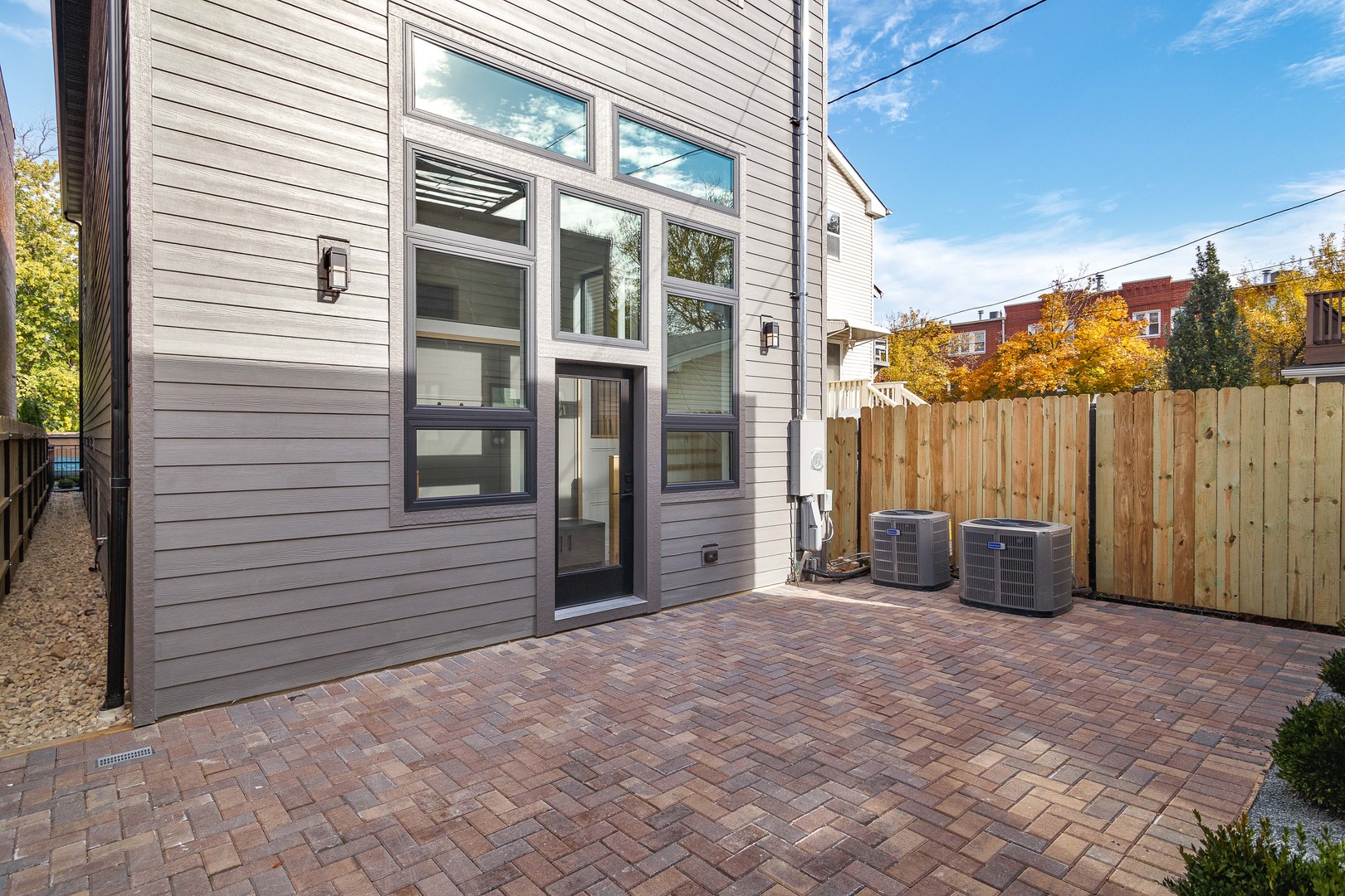 1907 W Wolfram Street