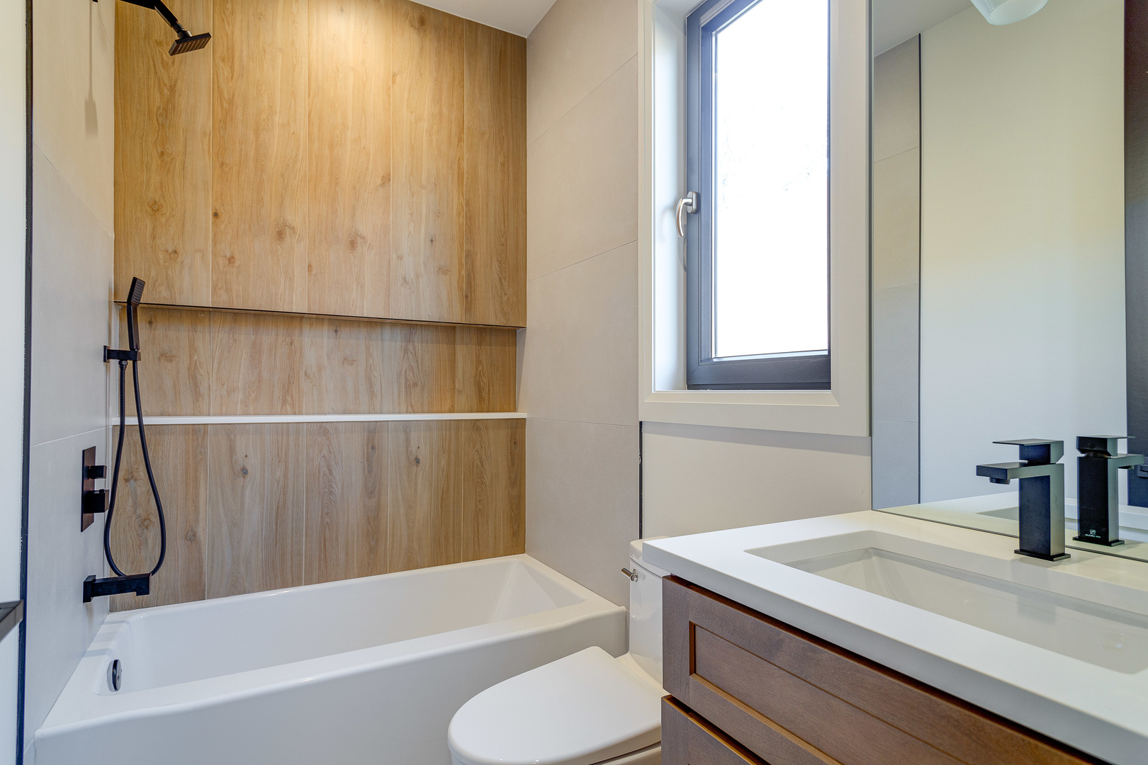 3721 N Whipple Street