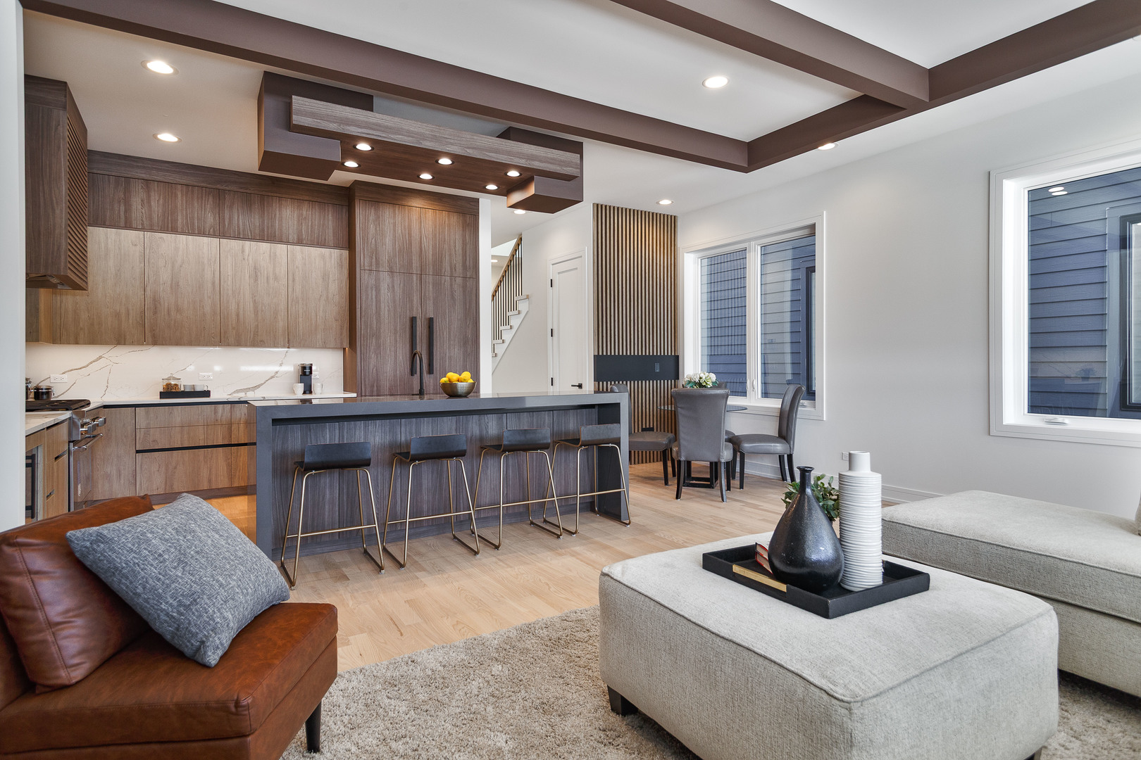 5616 N Francisco Avenue