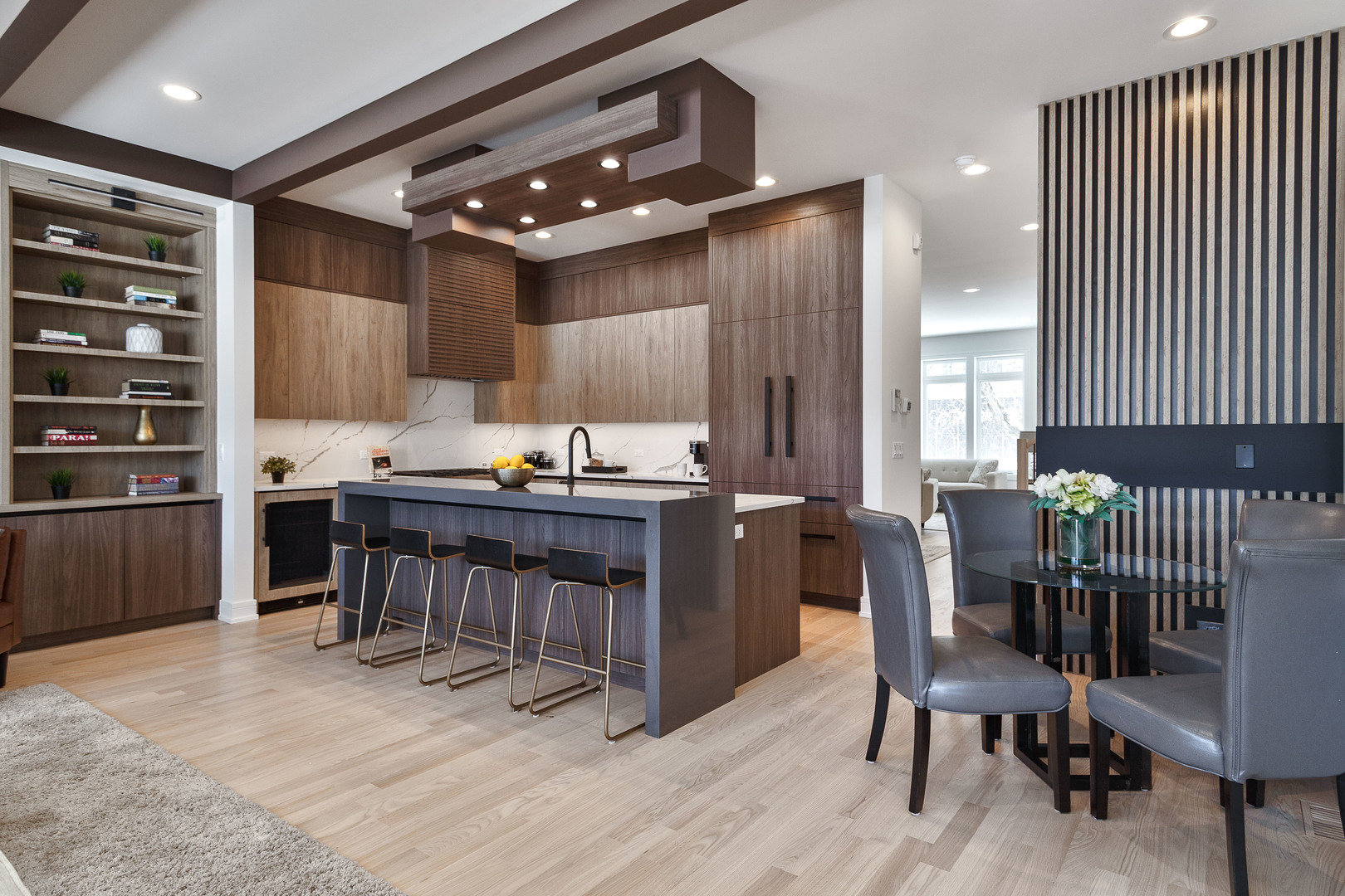 5616 N Francisco Avenue