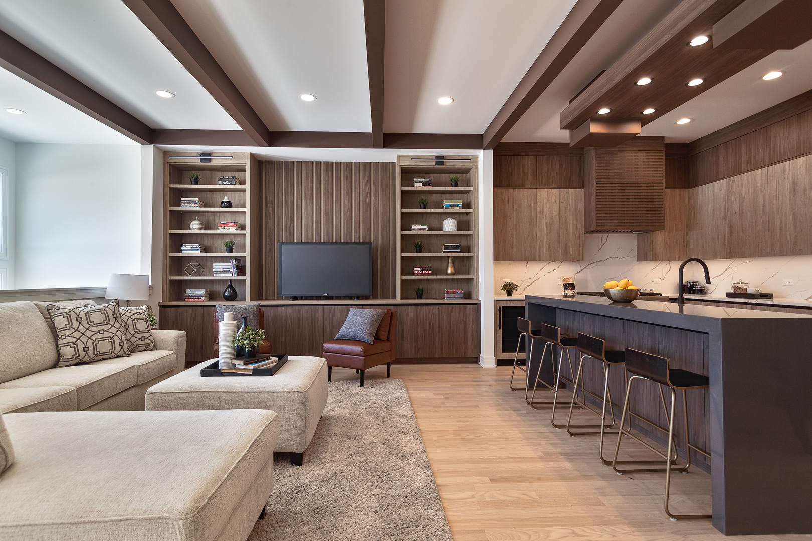 5616 N Francisco Avenue