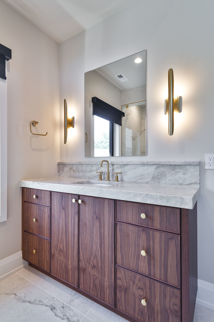 2042 W Berteau Avenue