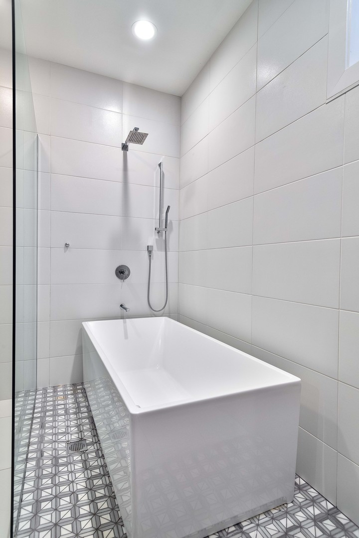 1639 N Artesian Avenue Unit: 1S