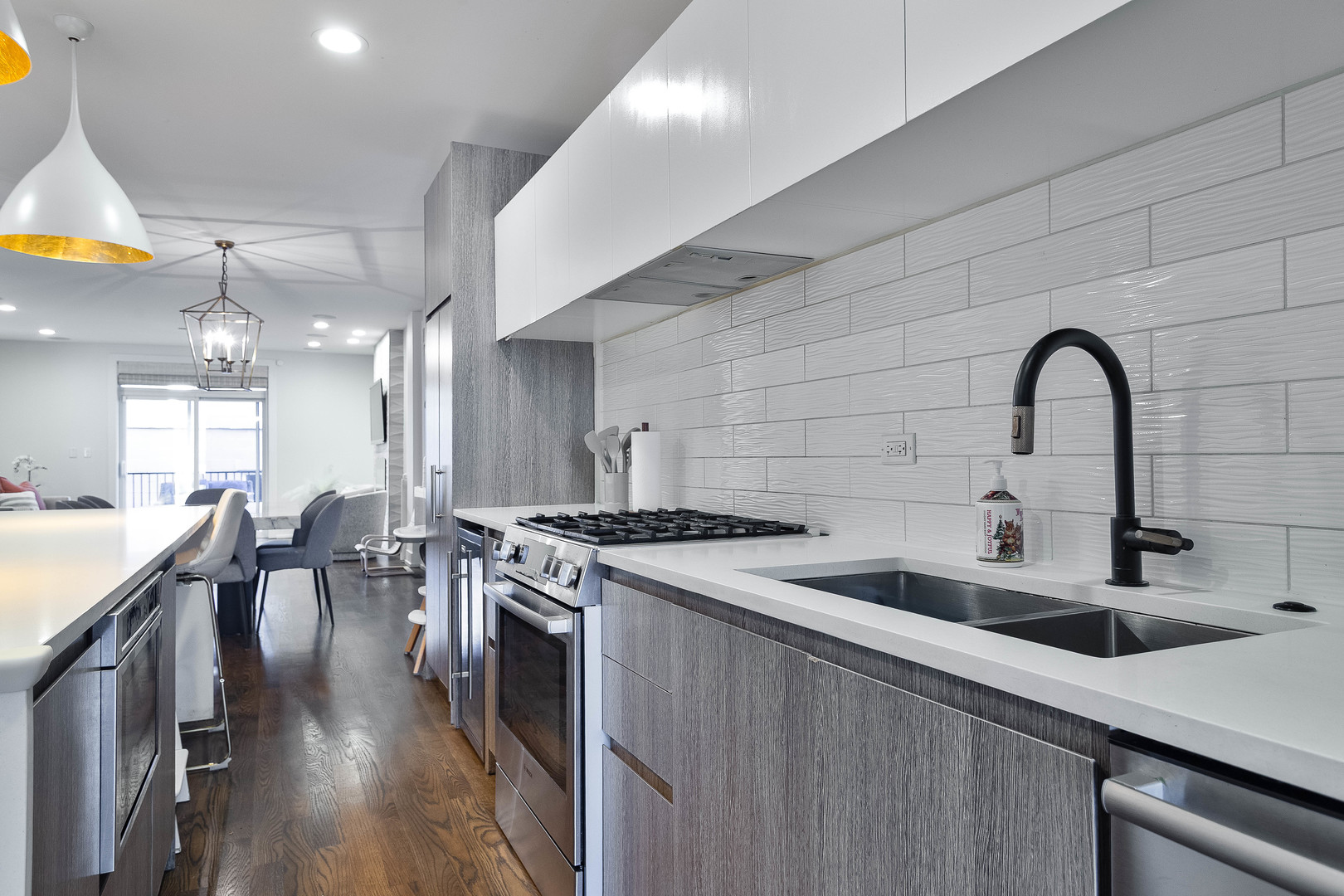 1639 N Artesian Avenue Unit: 1S