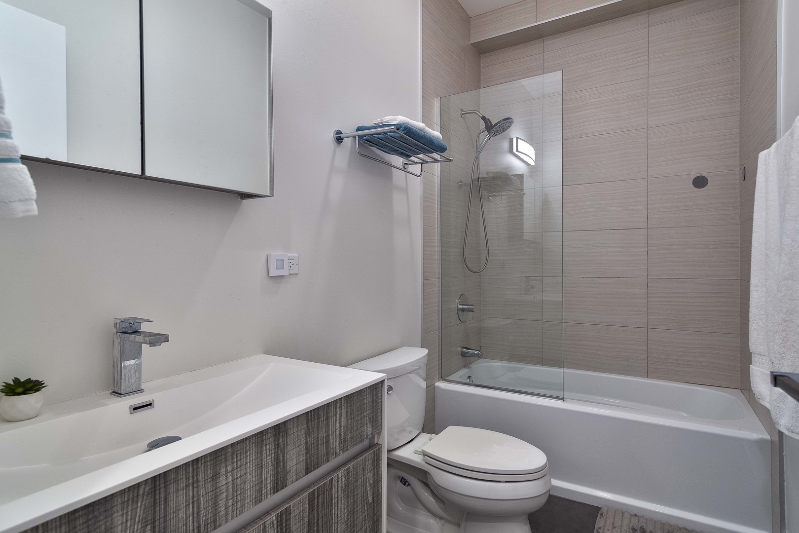 1639 N Artesian Avenue Unit: 1S