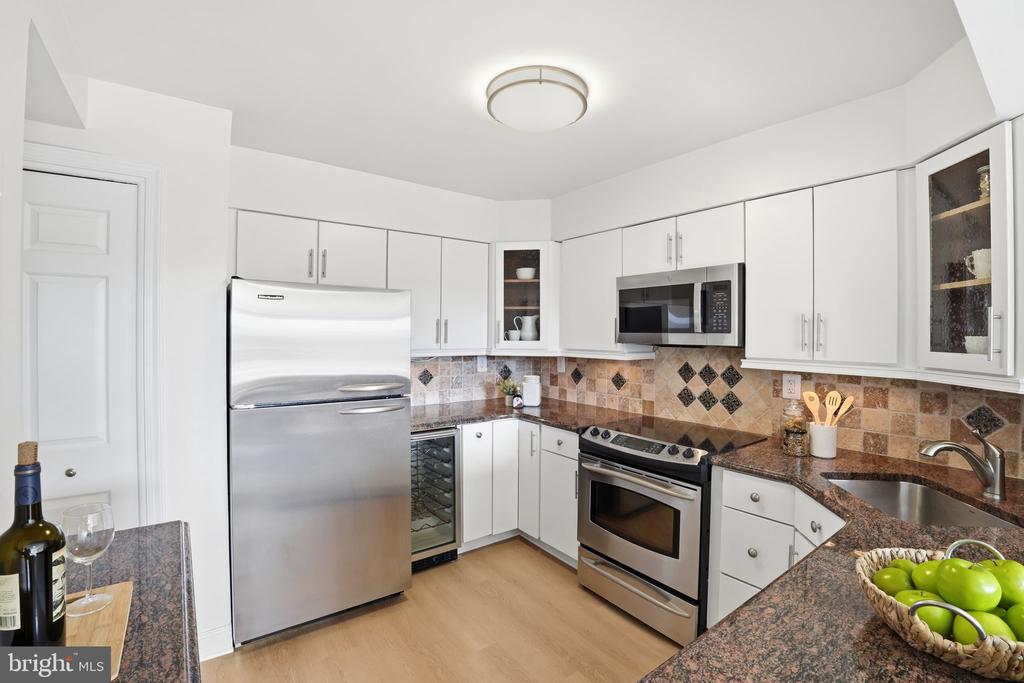 1080 WISCONSIN AVENUE NW 305