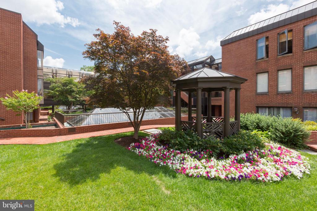1080 WISCONSIN AVENUE NW 305