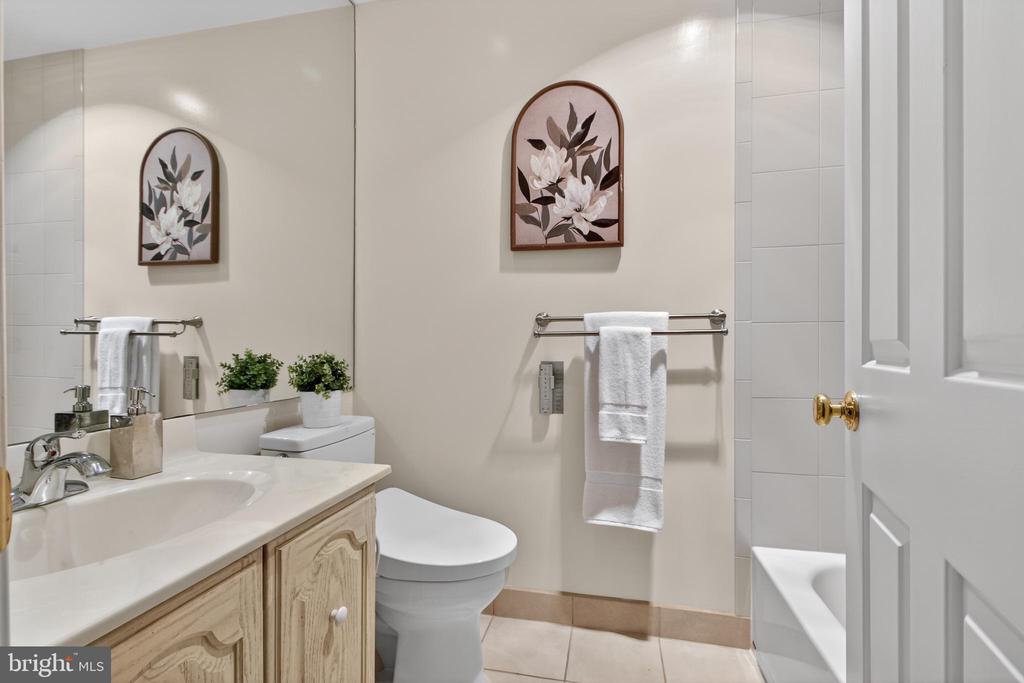 3297 SUTTON PLACE NW Unit: C