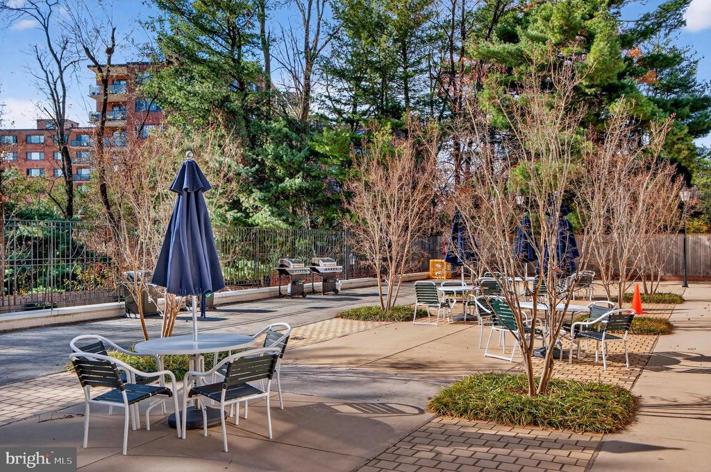 3297 SUTTON PLACE NW Unit: C