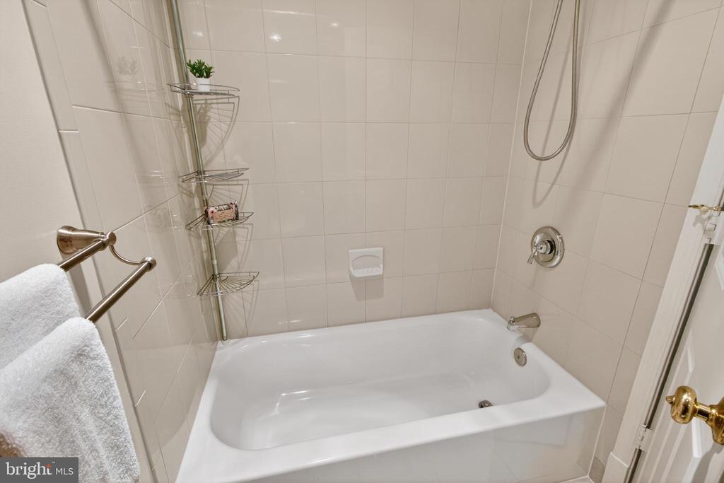 3297 SUTTON PLACE NW Unit: C