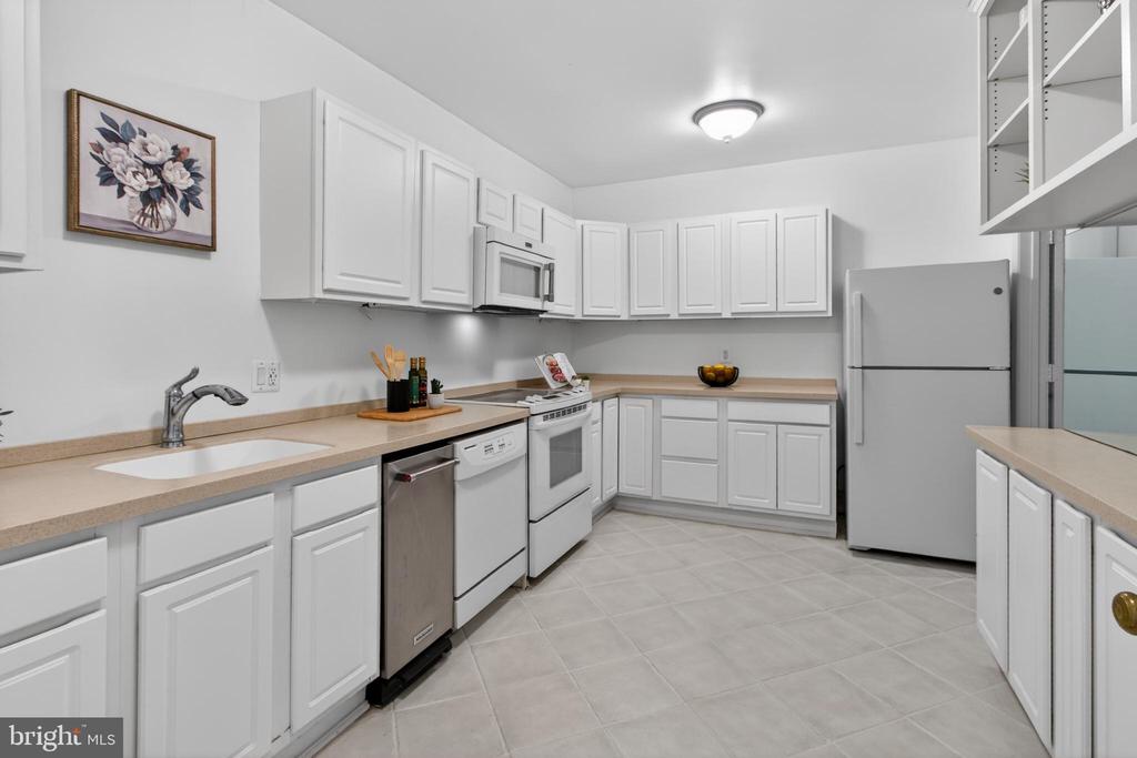 3297 SUTTON PLACE NW Unit: C
