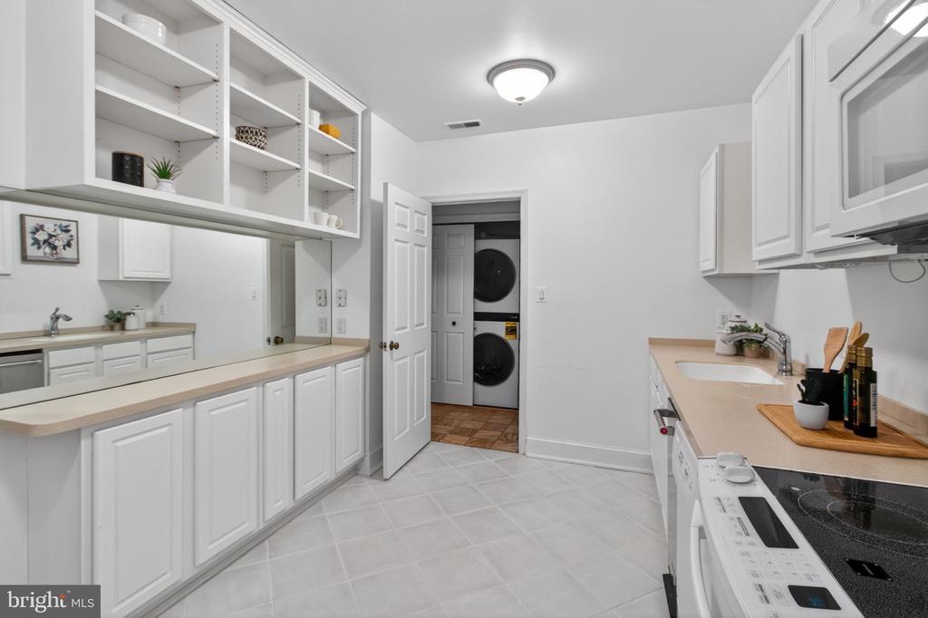 3297 SUTTON PLACE NW Unit: C