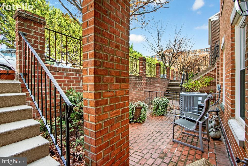 3297 SUTTON PLACE NW Unit: C